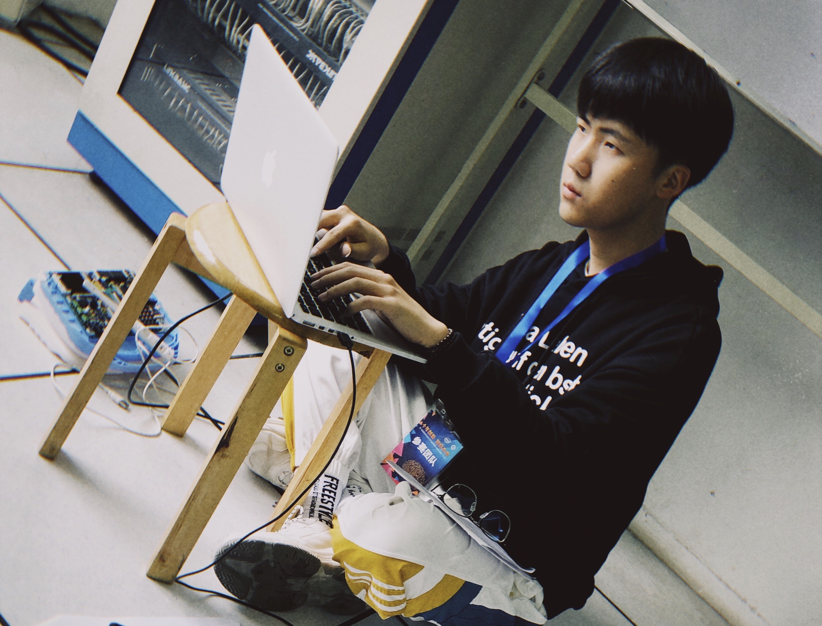 胡恒昌同学在实验室编写代码